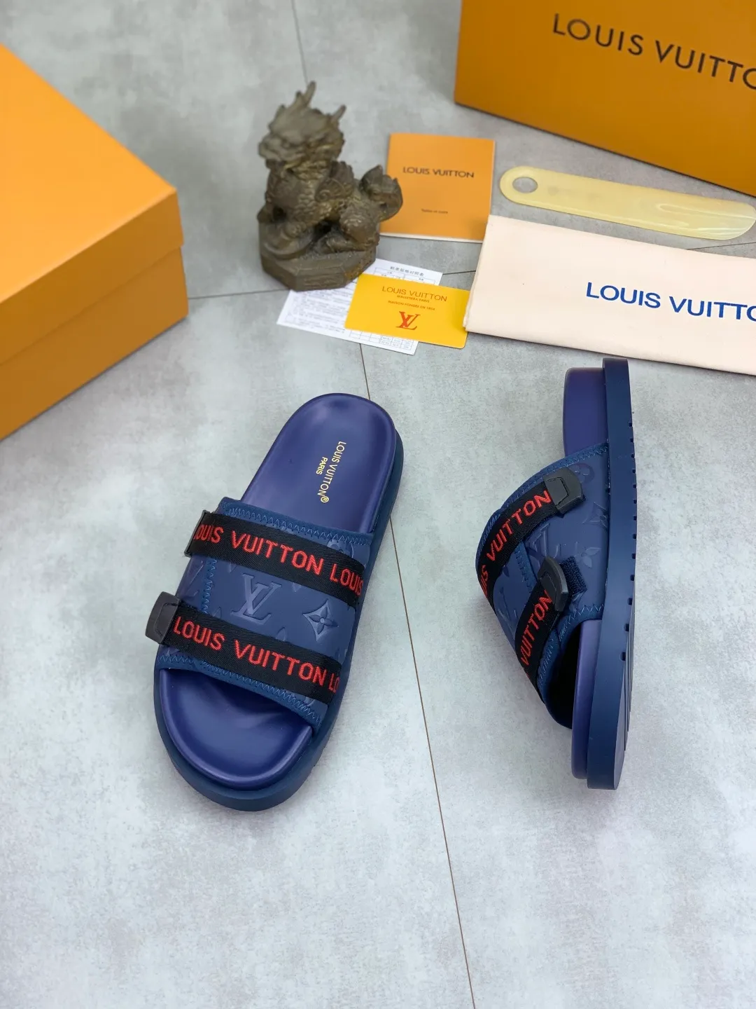Men's shoes 💰P320💰【New style】🆘 Original quality 【LOUIS VUITTON】The popular Louis Vuitton LV men's slippers on the official website are on sale simultaneously! Original fabric imported from Italy, original factory special supply, code number: 38-44 (45 customized), many colors available